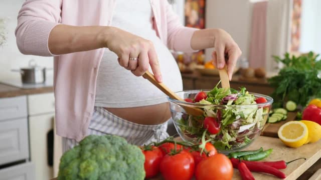 Dieta w ciąży: zdrowe przepisy na 9 miesięcy, które zachwycą mamę Dieta w ciąży: zdrowe przepisy na 9 miesięcy, które zachwycą mamę