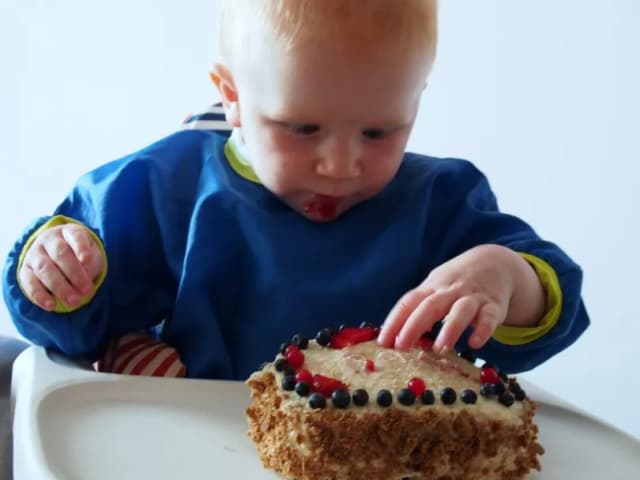 Zdrowy tort na roczek przepis: idealny dla malucha bez cukru Zdrowy tort na roczek przepis: idealny dla malucha bez cukru