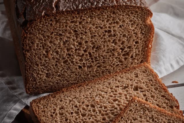 Ile kalorii ma chleb razowy i dlaczego warto go jeść? Ile kalorii ma chleb razowy i dlaczego warto go jeść?