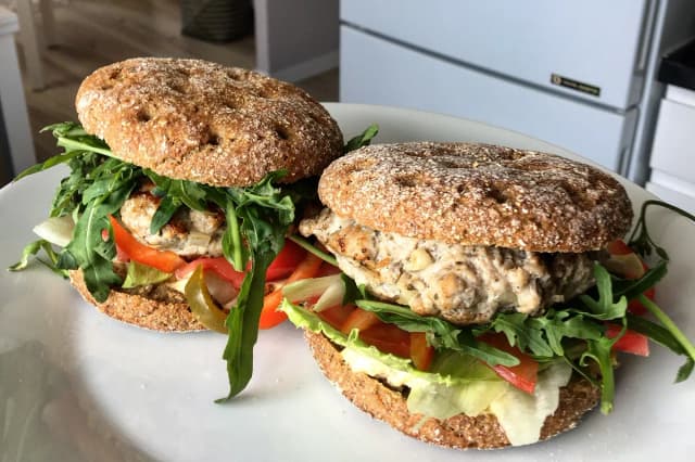Ile kcal ma burger? Zaskakujące różnice w kaloryczności burgerów Ile kcal ma burger? Zaskakujące różnice w kaloryczności burgerów