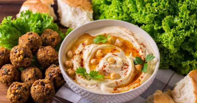 Ile kalorii ma hummus? Zaskakujące wartości odżywcze, które musisz znać Ile kalorii ma hummus? Zaskakujące wartości odżywcze, które musisz znać